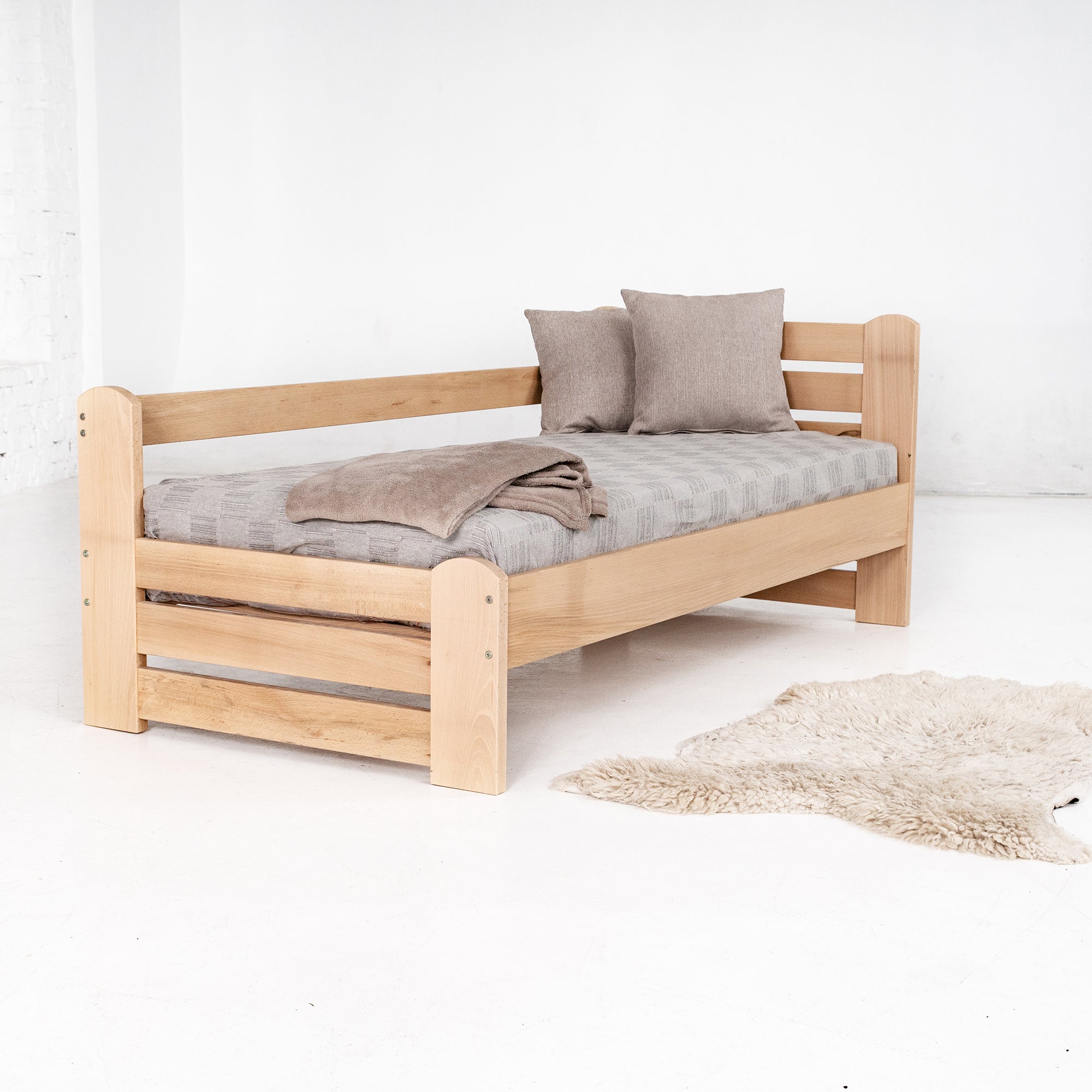 COUNTRY Single Bed with Safety Bar, Beech Wood-natural frame with pillows