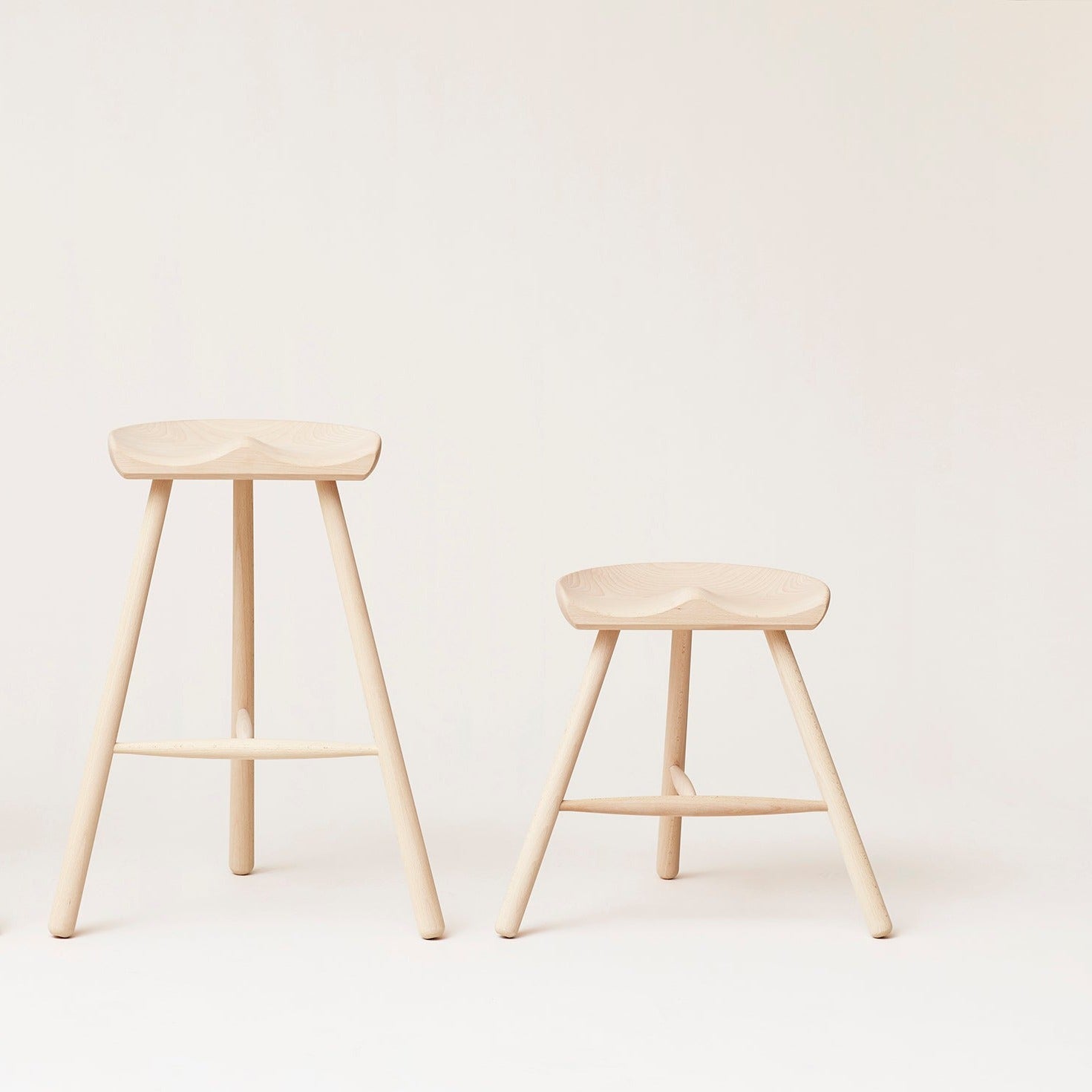 Two sizes of SHOEMAKER Chair in white oil beech