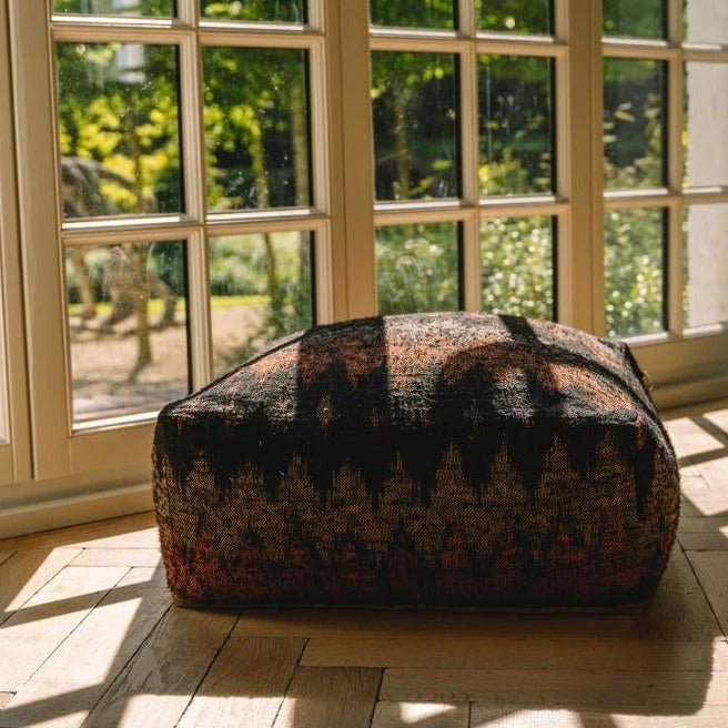 THE OH MY GEE Pouffe black-orange interior view