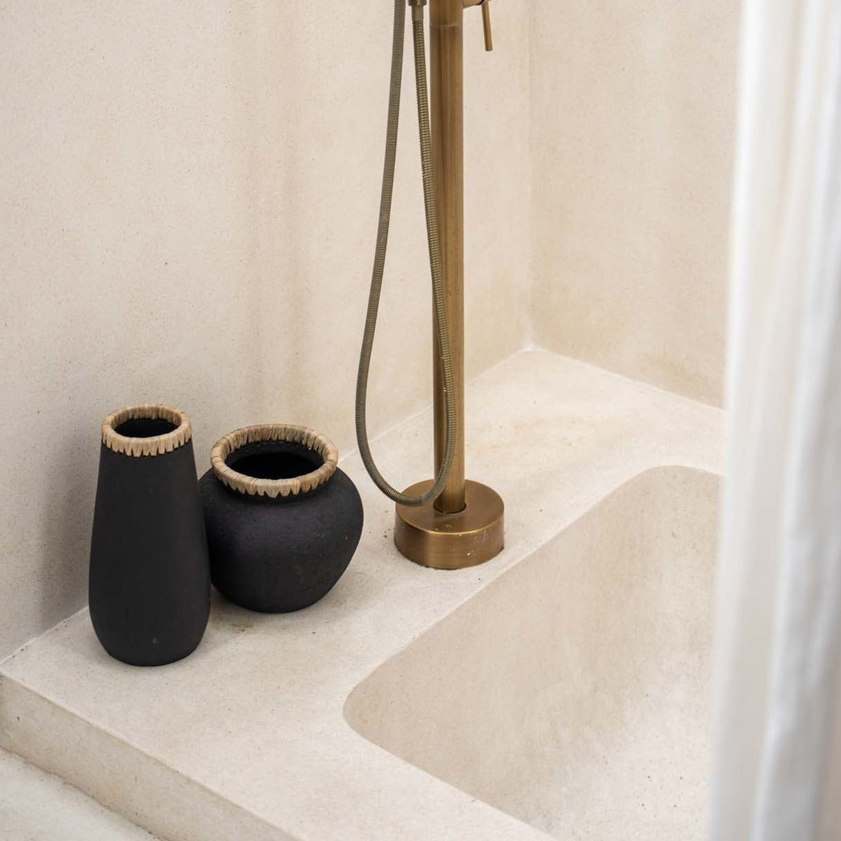 THE SNEAKY Vase black two bath view