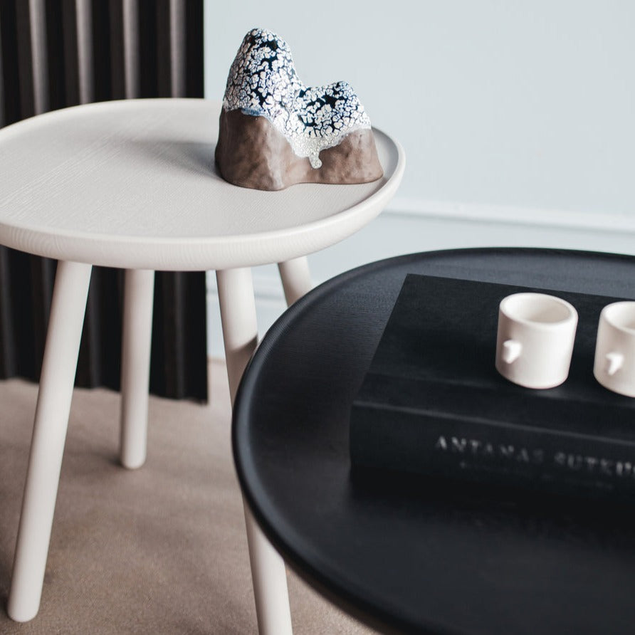 NAЇVE Side Table 450-black and white ash-interior view