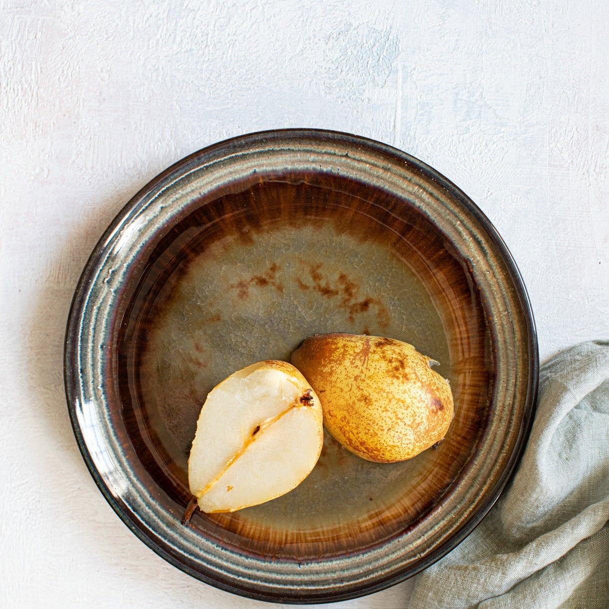 THE COMPORTA Salad  Plate Set of 6 top view with pear