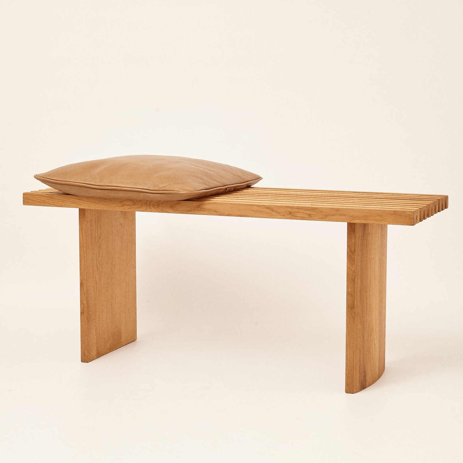 QUBANC Bench 105 natural oak-front view with pillow
