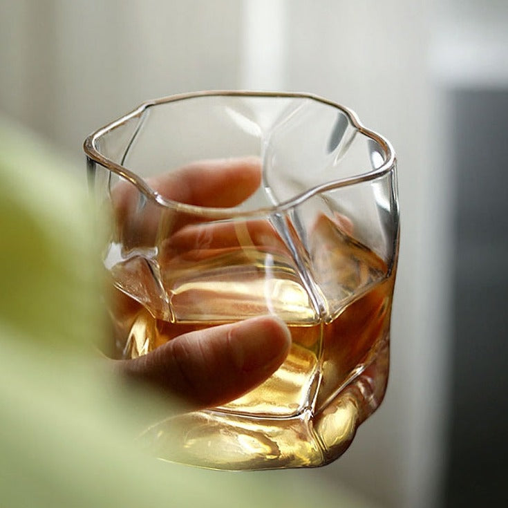 Bicchieri da whisky giapponesi di forma irregolare