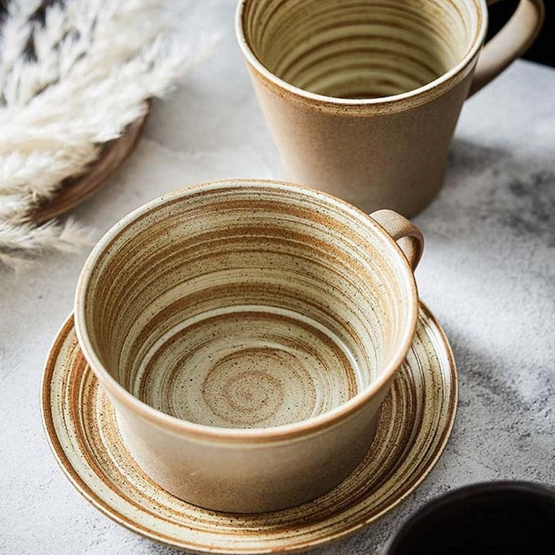 Tazze in ceramica fatte a mano con piatto