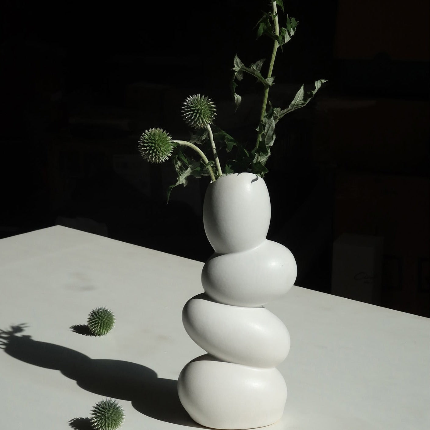 Elegante vaso a forma di uovo in ceramica bianca opaca
