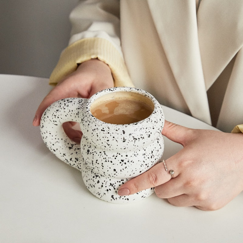 Tazza in ceramica con impugnatura grande colorata