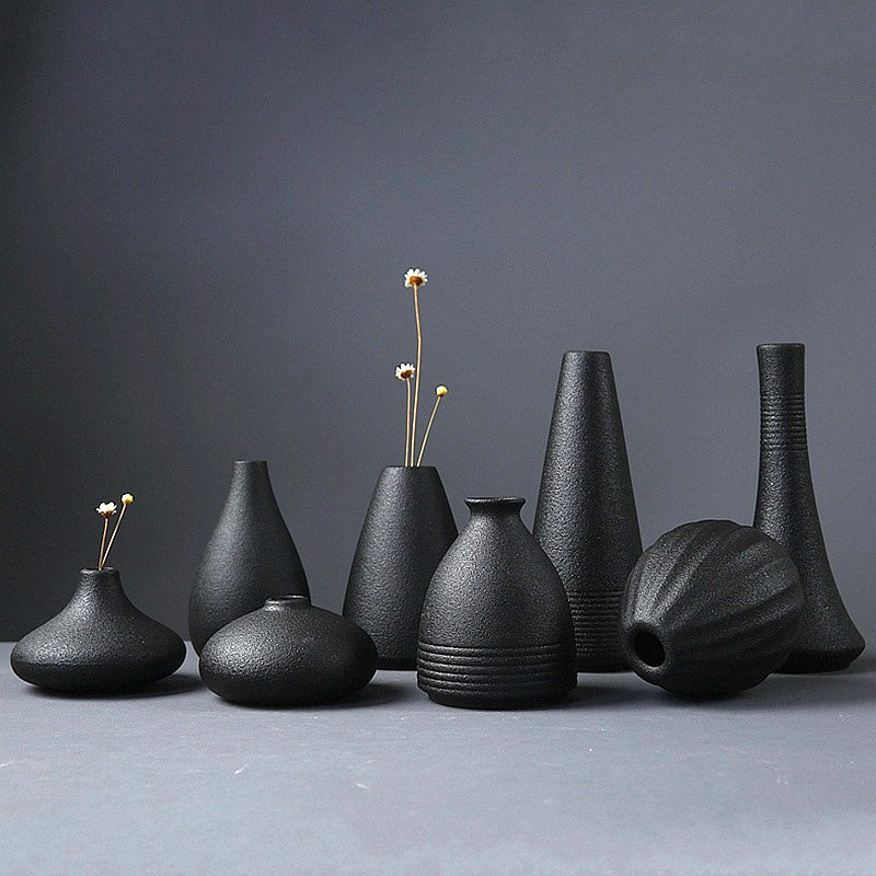 Vaso piccolo in ceramica nera per la decorazione della casa