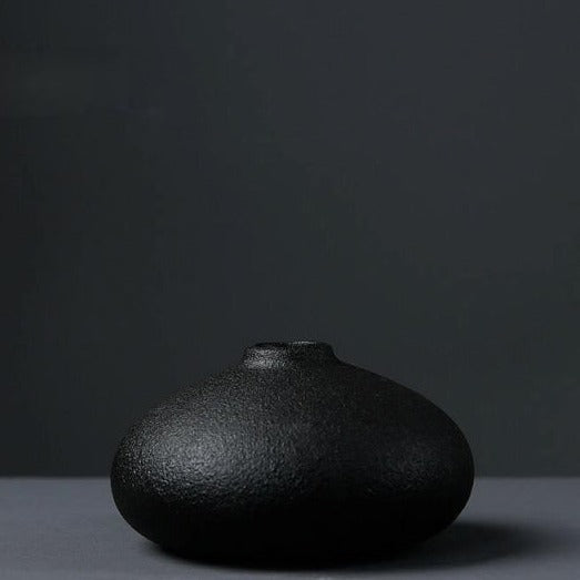 Vaso piccolo in ceramica nera per la decorazione della casa