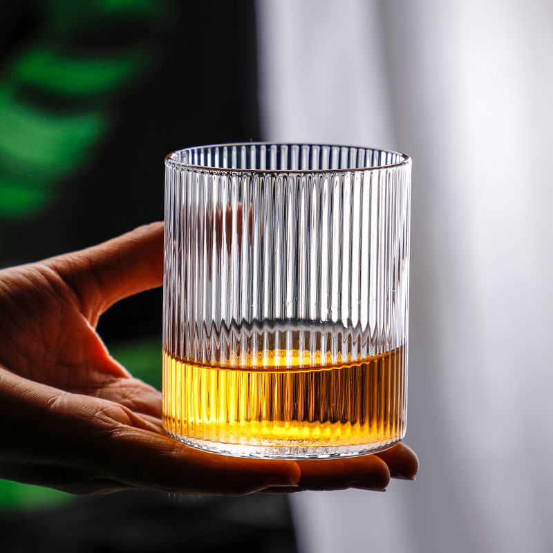 Tazza di vetro fatta a mano creativa con motivo verticale