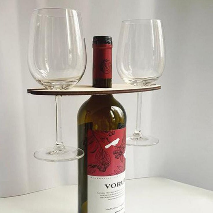Supporto in legno per bottiglie di vino e bicchieri