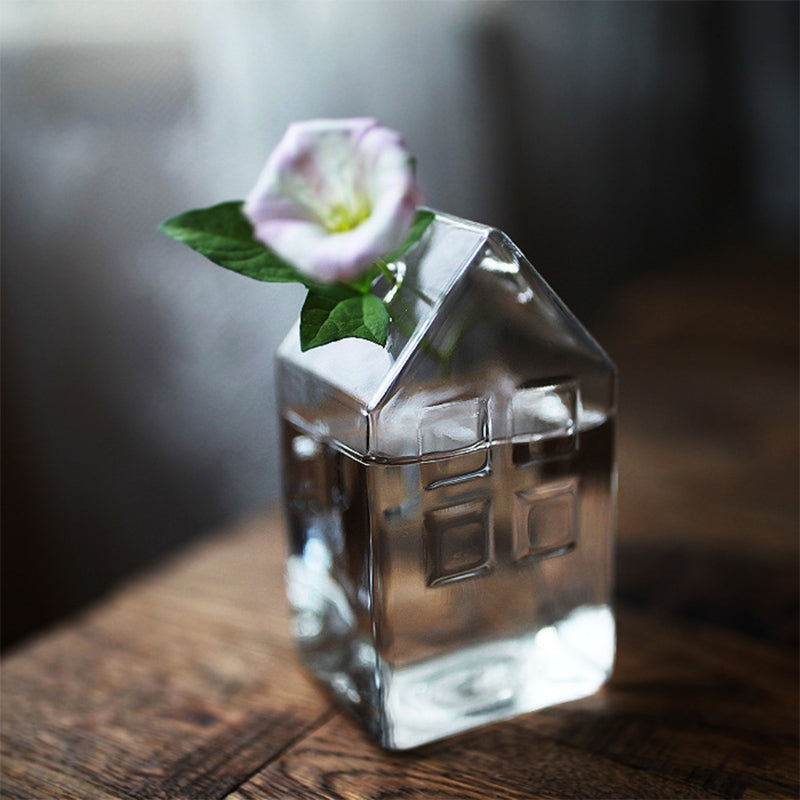 Vaso di vetro a forma di casa