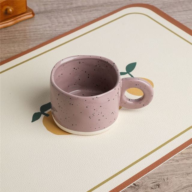 Tazza in ceramica con manici ad anello